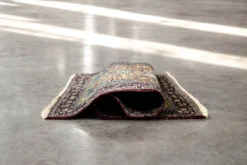 Tapis oriental isfahan tissé à la main vintage du Moyen-Orient, années 1940.