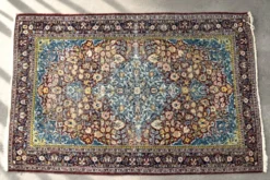 Tapis oriental isfahan tissé à la main vintage du Moyen-Orient, années 1940.