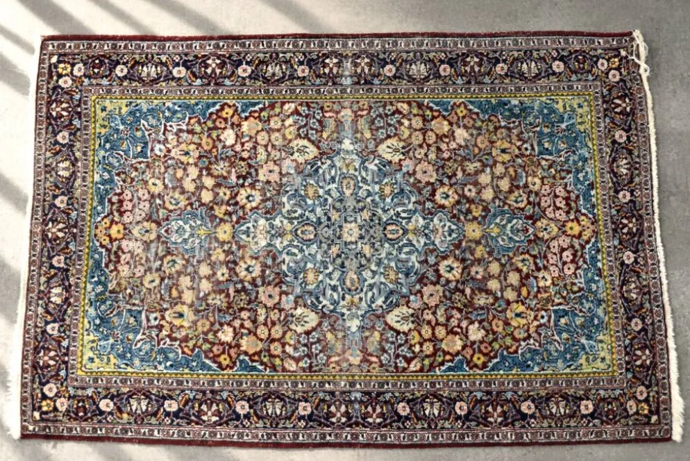 Tapis oriental isfahan tissé à la main vintage du Moyen-Orient, années 1940.