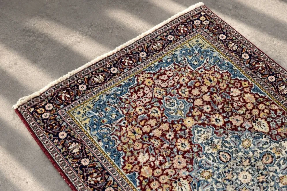 Tapis oriental isfahan tissé à la main vintage du Moyen-Orient, années 1940.