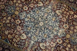Tapis oriental isfahan tissé à la main vintage du Moyen-Orient, années 1940.