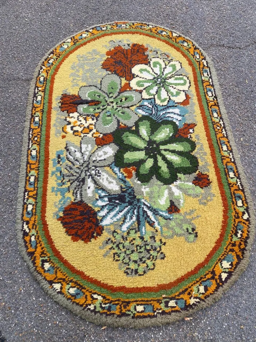 Tapis ovale vintage années 70 - Motifs fleurs pop vert & moutarde 185x115