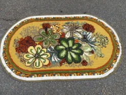 Tapis ovale vintage années 70 - Motifs fleurs pop vert & moutarde 185x115