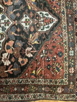 Tapis persan Hamadan ancien fait main, médaillon ivoire fond sombre 148x103