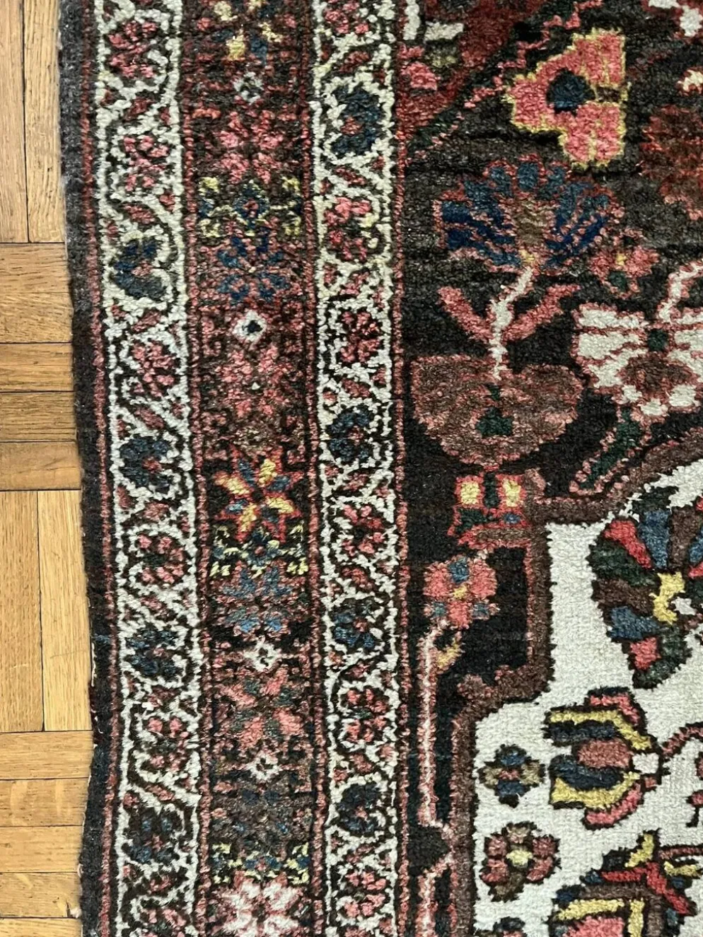 Tapis persan Hamadan ancien fait main, médaillon ivoire fond sombre 148x103