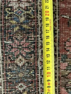 Tapis persan Hamadan ancien fait main, médaillon ivoire fond sombre 148x103