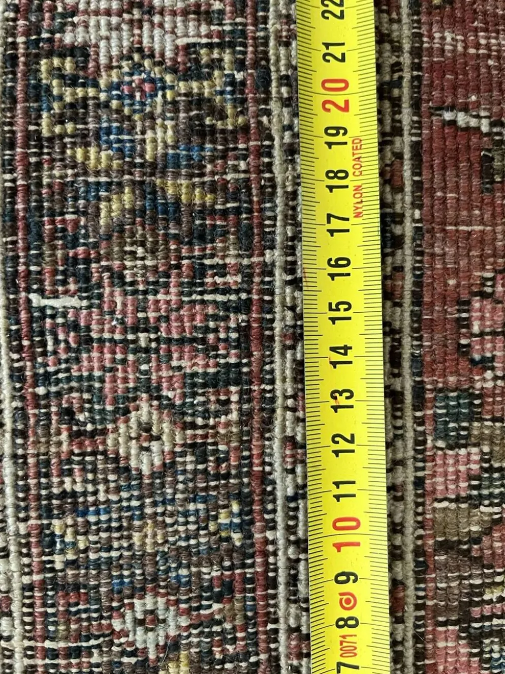 Tapis persan Hamadan ancien fait main, médaillon ivoire fond sombre 148x103