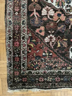 Tapis persan Hamadan ancien fait main, médaillon ivoire fond sombre 148x103