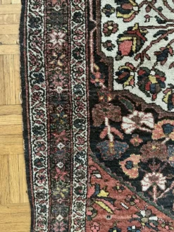 Tapis persan Hamadan ancien fait main, médaillon ivoire fond sombre 148x103