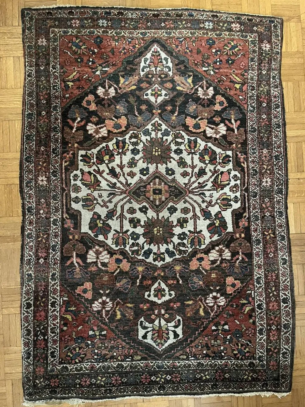 Tapis persan Hamadan ancien fait main, médaillon ivoire fond sombre 148x103