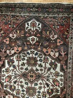 Tapis persan Hamadan ancien fait main, médaillon ivoire fond sombre 148x103