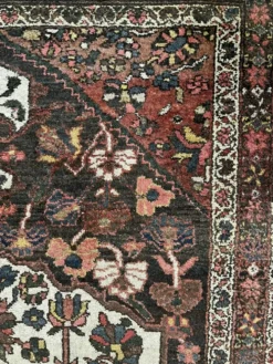 Tapis persan Hamadan ancien fait main, médaillon ivoire fond sombre 148x103