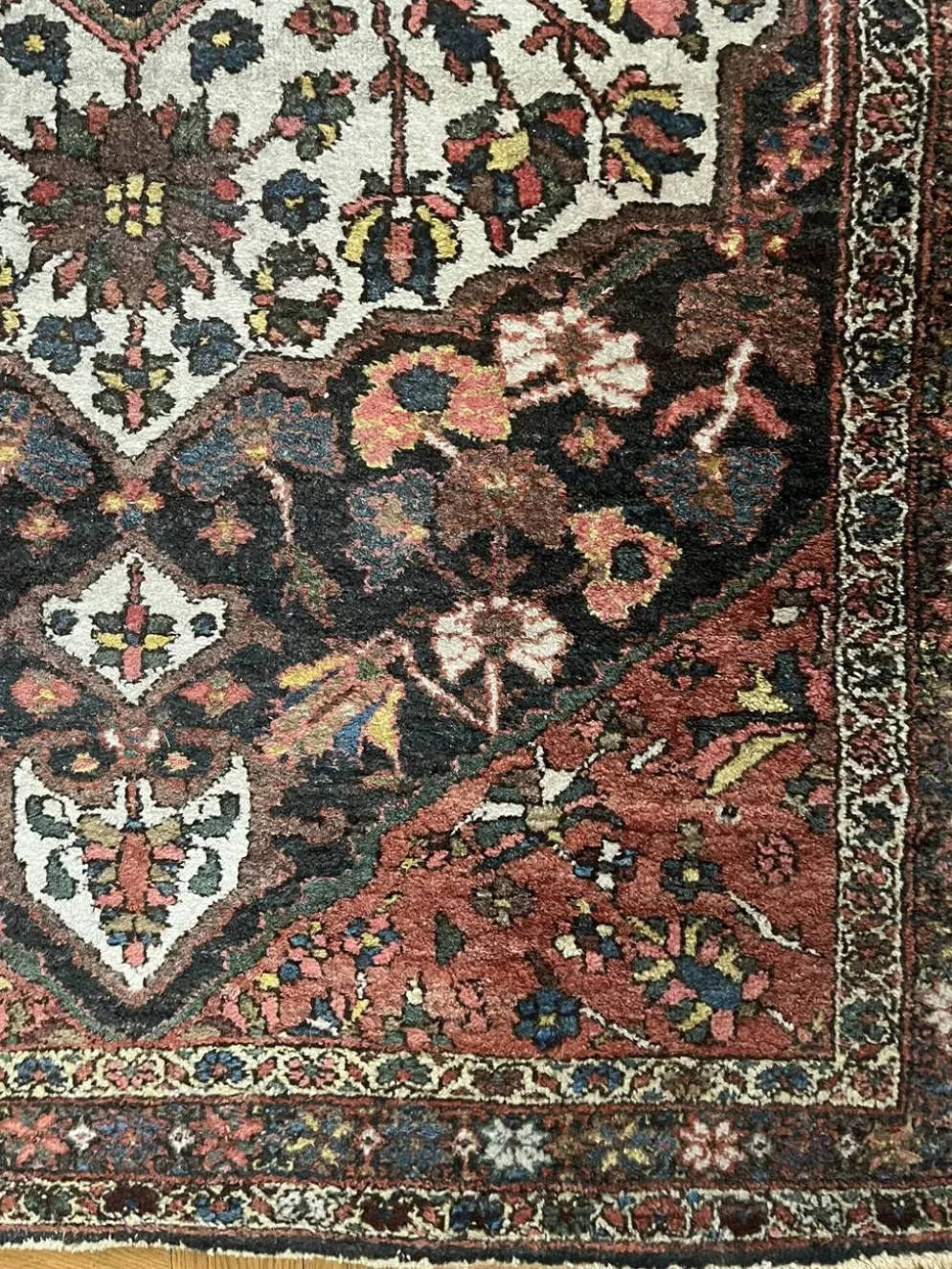 Tapis persan Hamadan ancien fait main, médaillon ivoire fond sombre 148x103