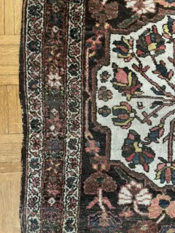 Tapis persan Hamadan ancien fait main, médaillon ivoire fond sombre 148x103