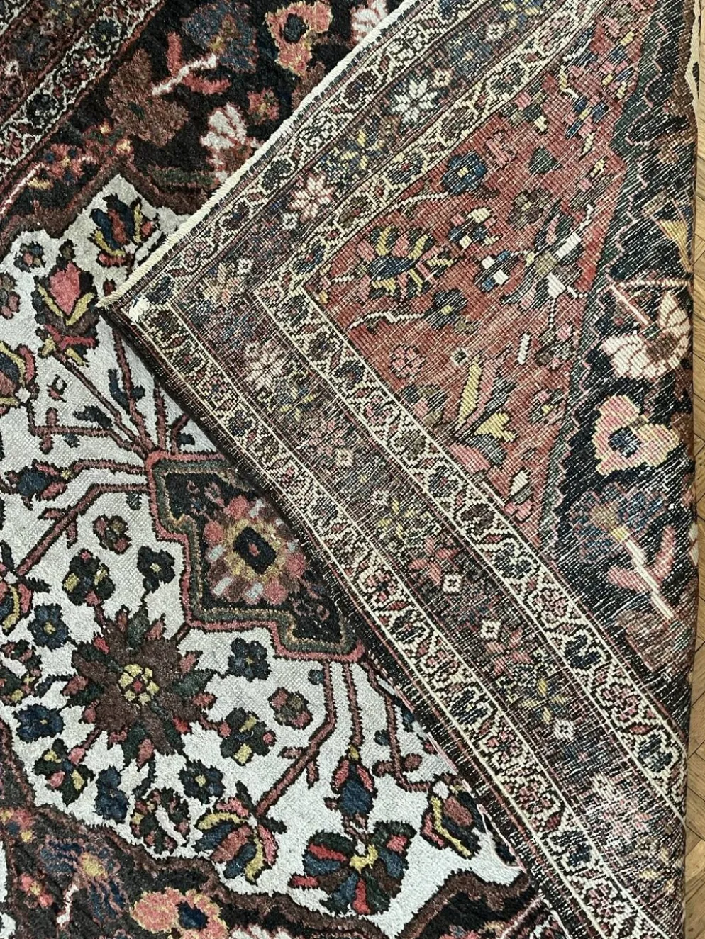 Tapis persan Hamadan ancien fait main, médaillon ivoire fond sombre 148x103