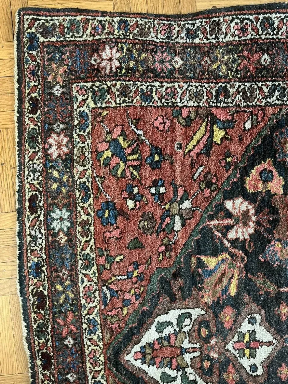 Tapis persan Hamadan ancien fait main, médaillon ivoire fond sombre 148x103