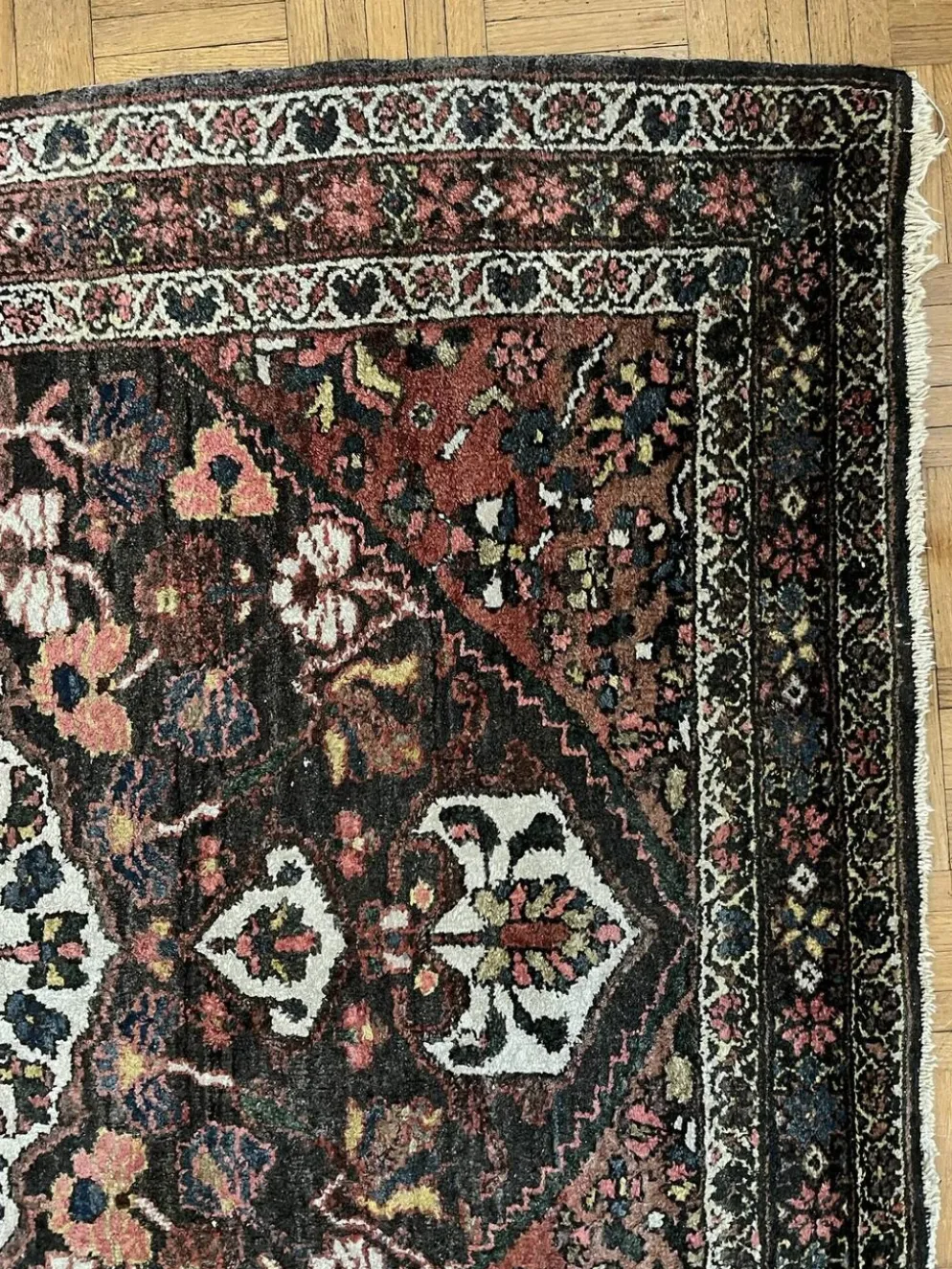 Tapis persan Hamadan ancien fait main, médaillon ivoire fond sombre 148x103