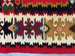 Tapis plat tissé à la main en kilim pirot turc antique à rayures rouges