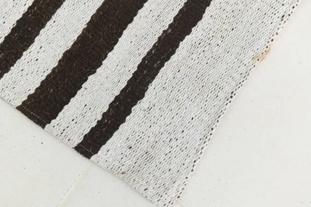 Tapis Rayé Noir et Blanc, Tissé à la Main, Style Moderne et Minimaliste, 131x203