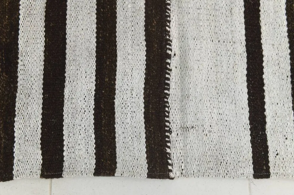 Tapis Rayé Noir et Blanc, Tissé à la Main, Style Moderne et Minimaliste, 131x203
