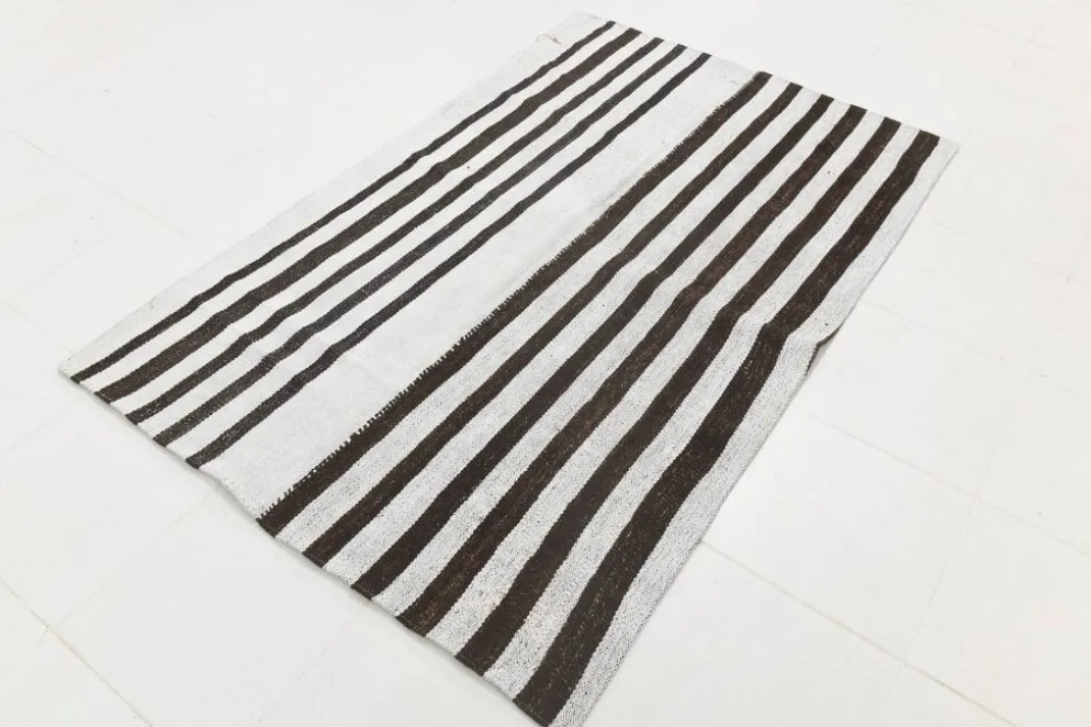 Tapis Rayé Noir et Blanc, Tissé à la Main, Style Moderne et Minimaliste, 131x203