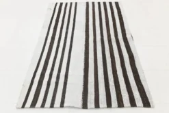 Tapis Rayé Noir et Blanc, Tissé à la Main, Style Moderne et Minimaliste, 131x203