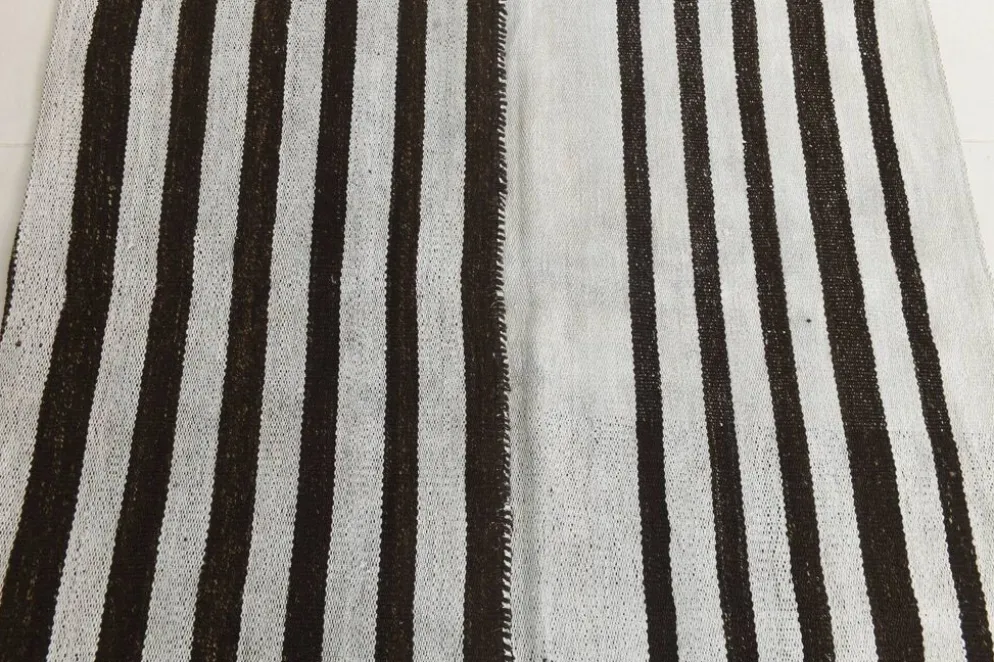 Tapis Rayé Noir et Blanc, Tissé à la Main, Style Moderne et Minimaliste, 131x203