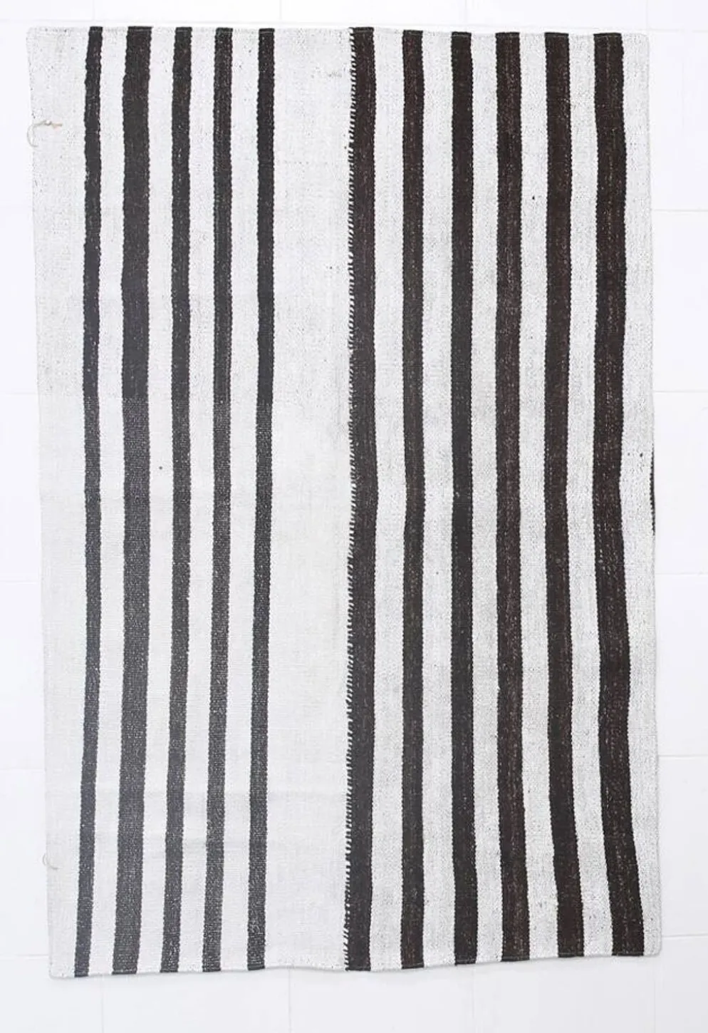 Tapis Rayé Noir et Blanc, Tissé à la Main, Style Moderne et Minimaliste, 131x203