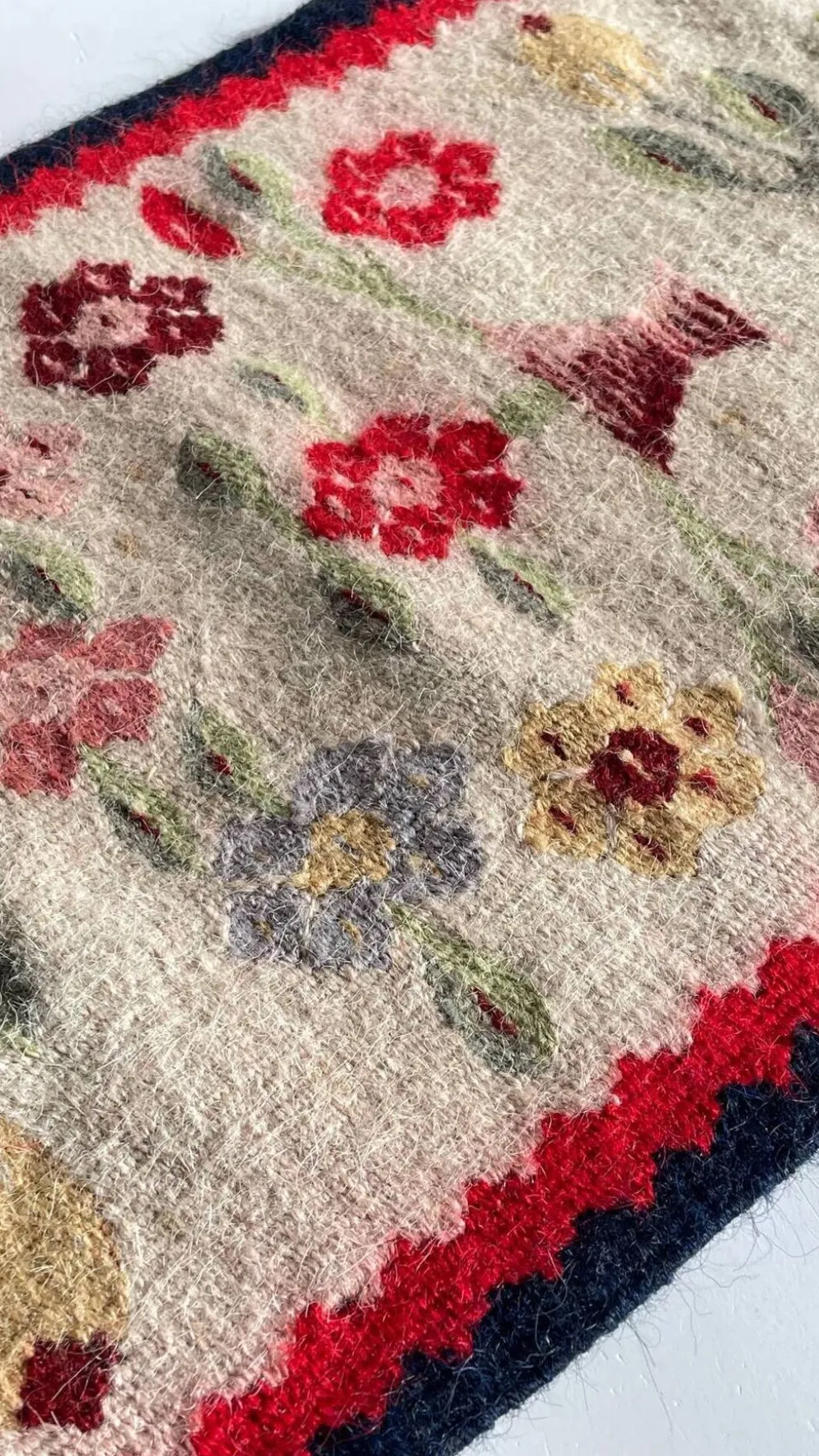 Tapis Rollakan décor de tulipes vintage