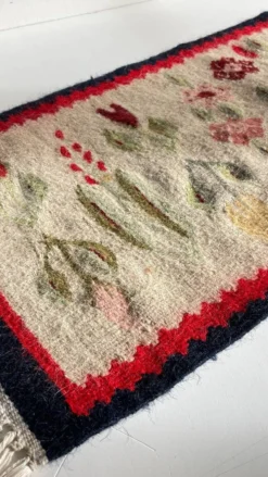 Tapis Rollakan décor de tulipes vintage