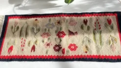 Tapis Rollakan décor de tulipes vintage