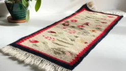 Tapis Rollakan décor de tulipes vintage
