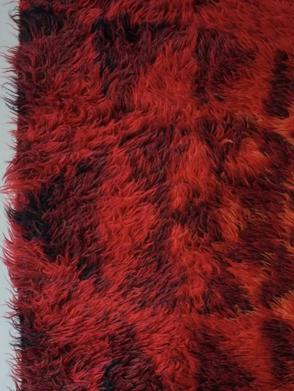 Tapis rya abstrait en laine rouge, style milieu du siècle | Suède | Années 1960