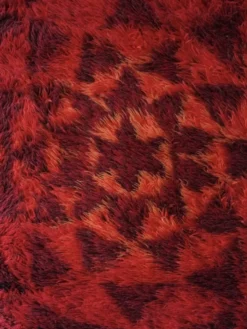 Tapis rya abstrait en laine rouge, style milieu du siècle | Suède | Années 1960