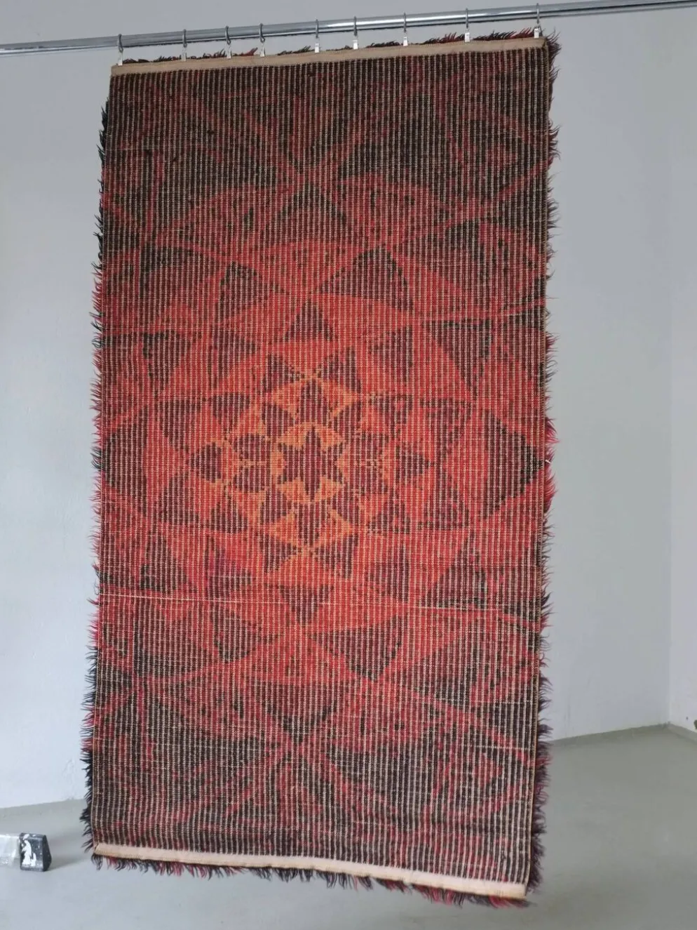 Tapis rya abstrait en laine rouge, style milieu du siècle | Suède | Années 1960