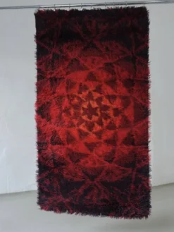 Tapis rya abstrait en laine rouge, style milieu du siècle | Suède | Années 1960