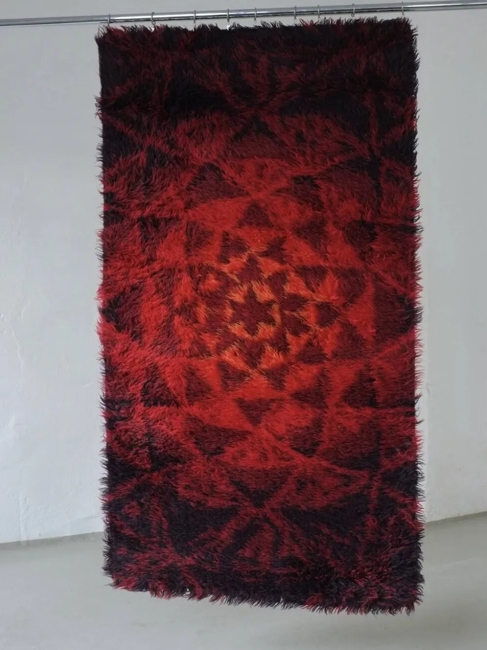 Tapis rya abstrait en laine rouge, style milieu du siècle | Suède | Années 1960