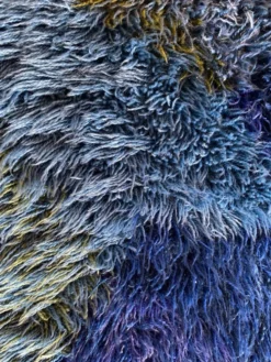 Tapis Rya bleu à poils longs de style mid-century modern, Suède, années 1960.