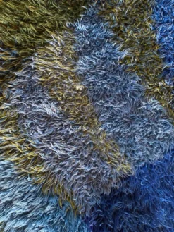 Tapis Rya bleu à poils longs de style mid-century modern, Suède, années 1960.