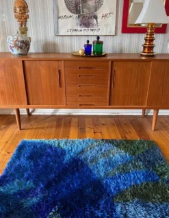Tapis Rya bleu à poils longs de style mid-century modern, Suède, années 1960.