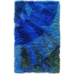 Tapis Rya bleu à poils longs de style mid-century modern, Suède, années 1960.