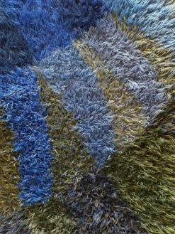Tapis Rya bleu à poils longs de style mid-century modern, Suède, années 1960.