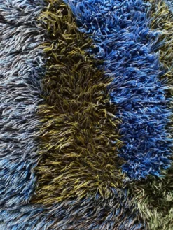 Tapis Rya bleu à poils longs de style mid-century modern, Suède, années 1960.