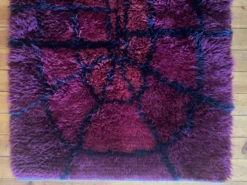 Tapis Rya Bordeaux Rouge Mid-Century Modern par Gull-Britt Johansson pour NIAB, Suède