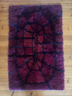 Tapis Rya Bordeaux Rouge Mid-Century Modern par Gull-Britt Johansson pour NIAB, Suède