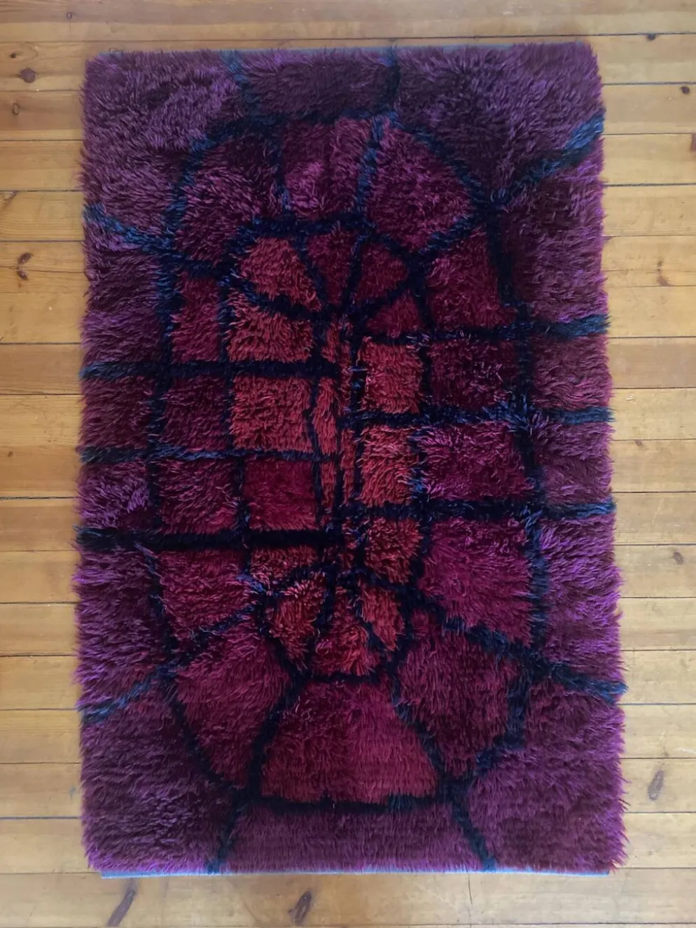 Tapis Rya Bordeaux Rouge Mid-Century Modern par Gull-Britt Johansson pour NIAB, Suède