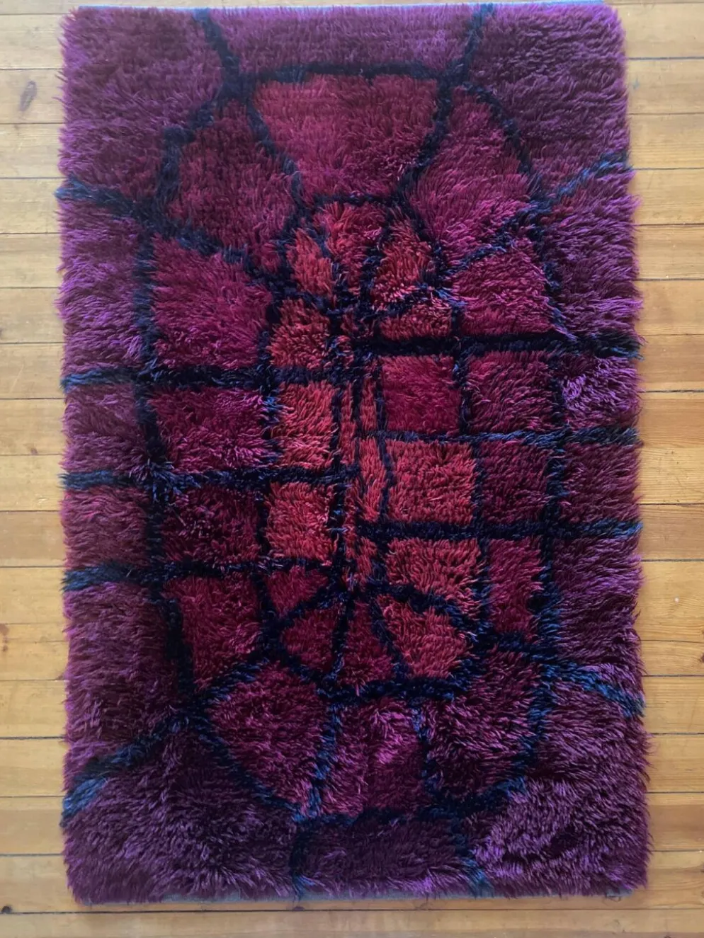 Tapis Rya Bordeaux Rouge Mid-Century Modern par Gull-Britt Johansson pour NIAB, Suède