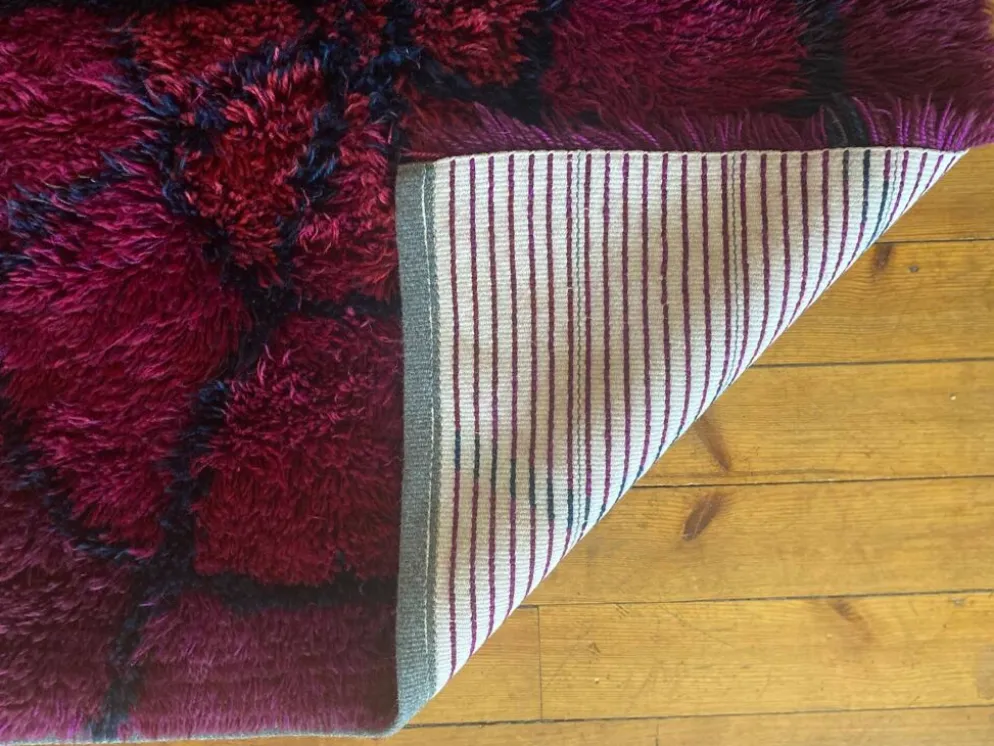 Tapis Rya Bordeaux Rouge Mid-Century Modern par Gull-Britt Johansson pour NIAB, Suède