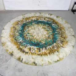 Tapis Rya en laine beige, marron et turquoise.