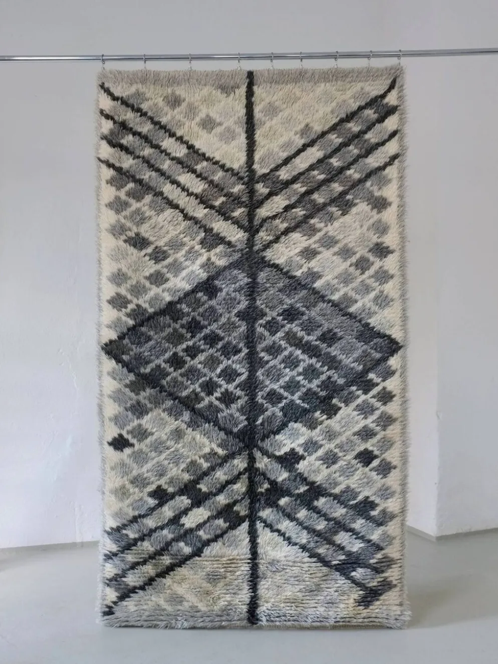 Tapis rya en laine grise, style milieu du siècle | Suède | Années 1960